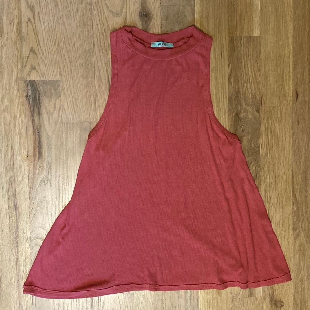 Flared, ribbed tank